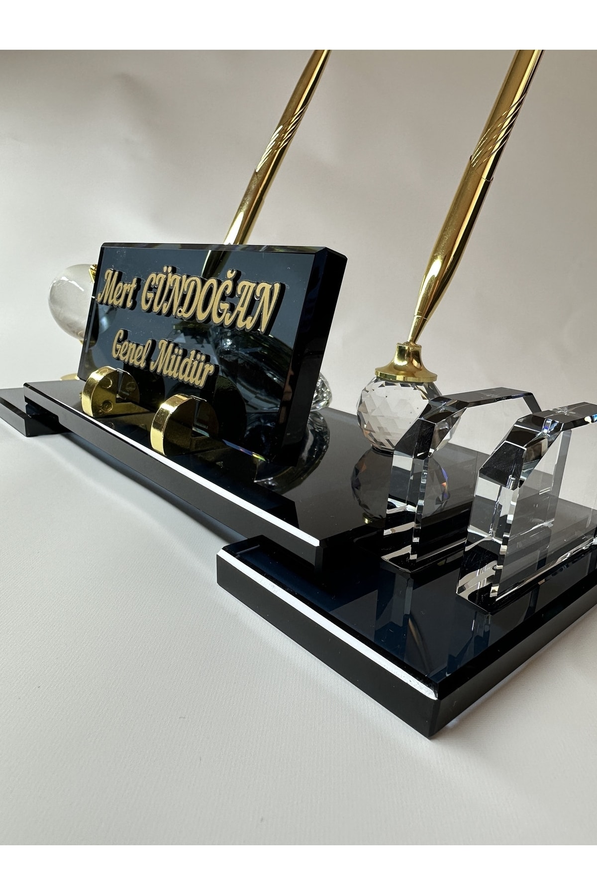 Gündoğan Kristal Kristal Füme Cam Isimlik Çift Ayak Gold Renk Kalem Saat Dünya Ve Kartvizit Figürlü Özel Hediyelik