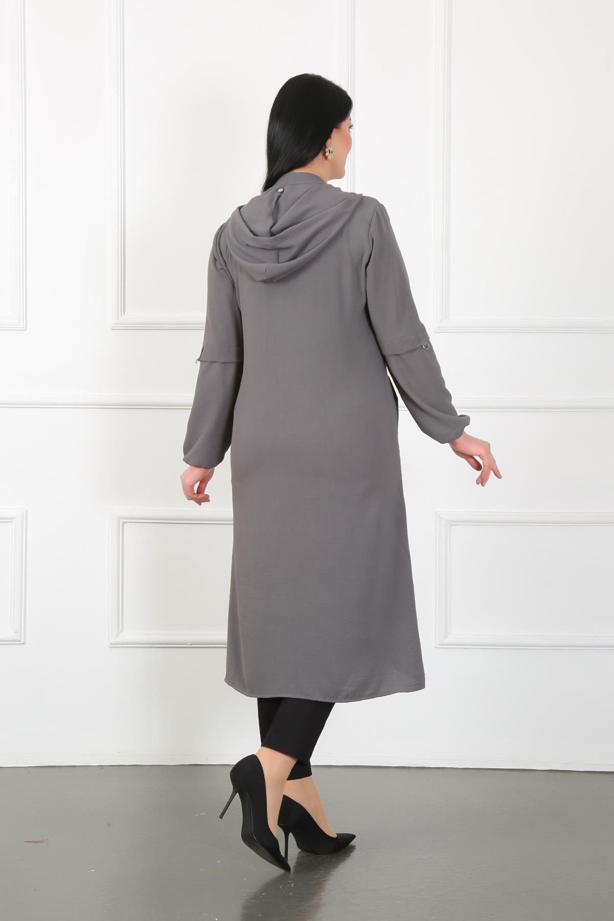 By Alba Collection-سترة نسائية رمادية من قماش أيروبين بتفاصيل معدنية مقاس كبير 2