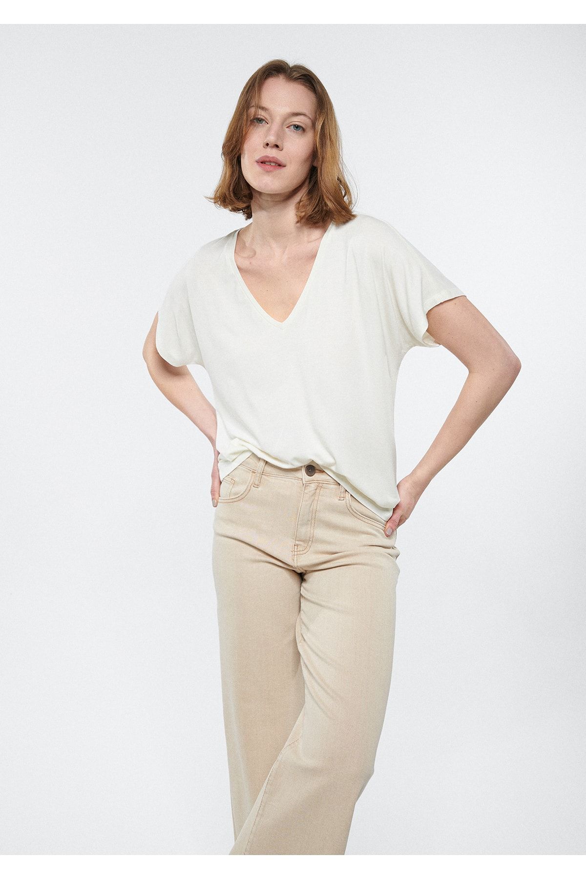 Natural Dye V Yaka Beyaz Tişört Slim Fit / Dar Kesim 1611190-83902