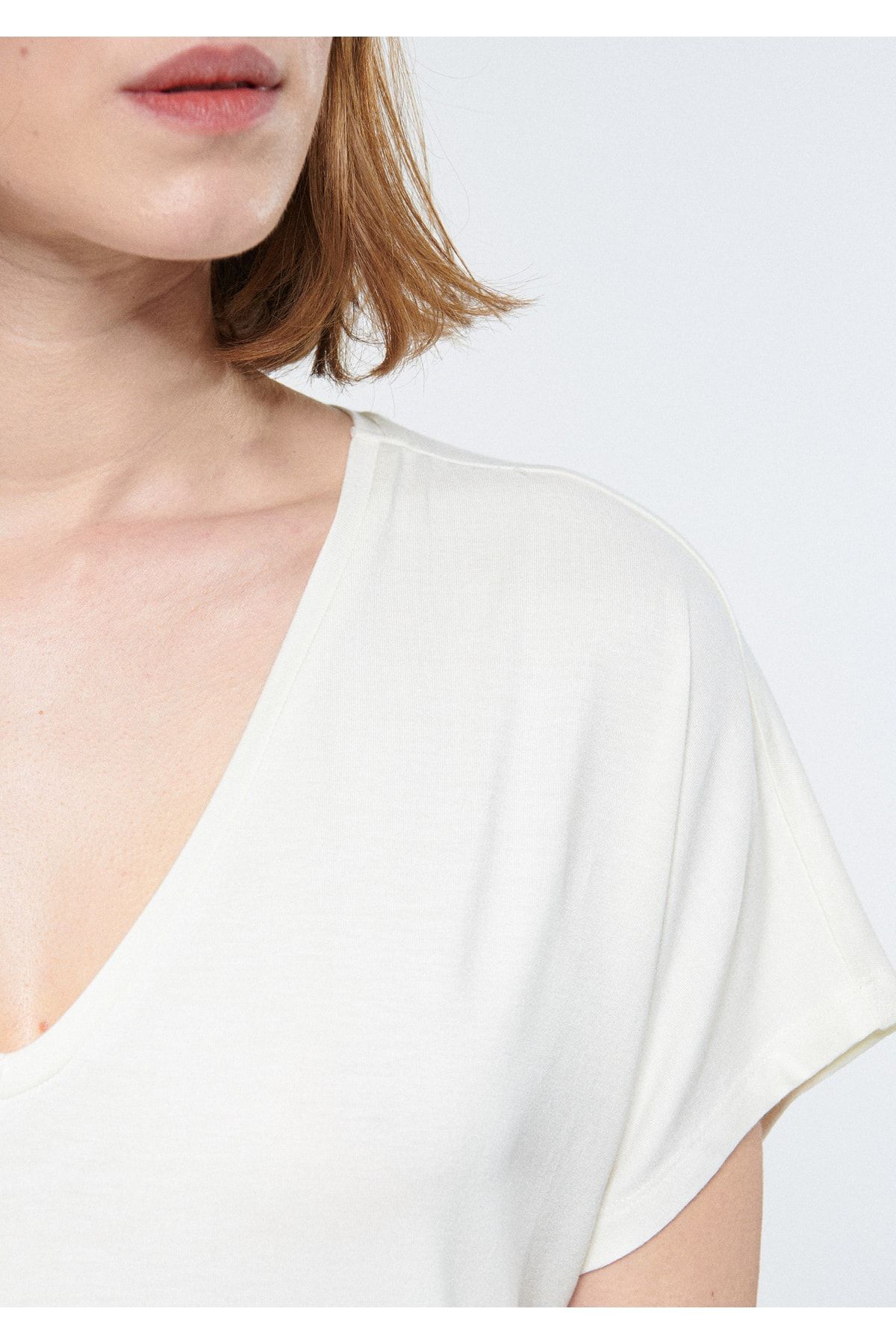 Natural Dye V Yaka Beyaz Tişört Slim Fit / Dar Kesim 1611190-83902