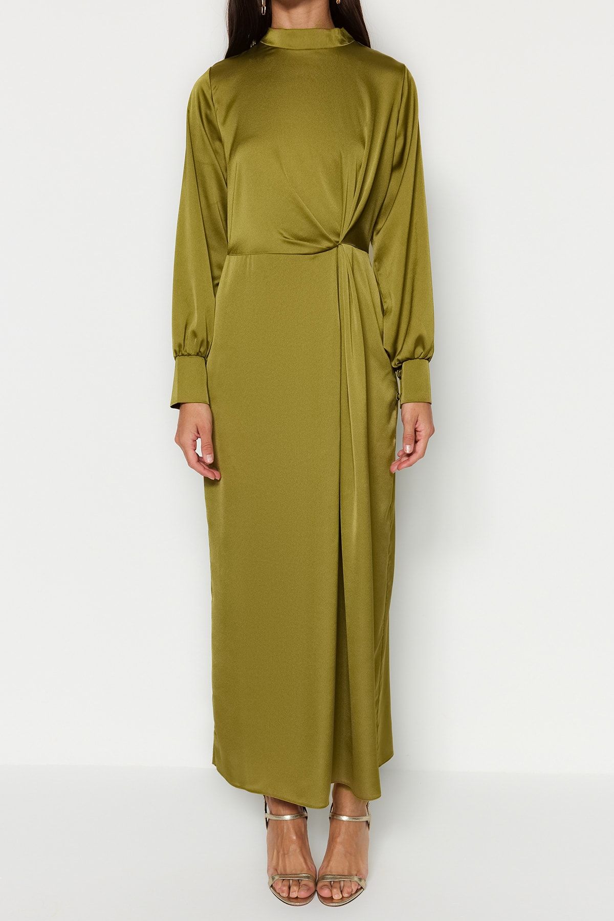Trendyol Modest-Ölgrünes Satin-Abendkleid mit geraffter Taille TCTSS23DB00043 4