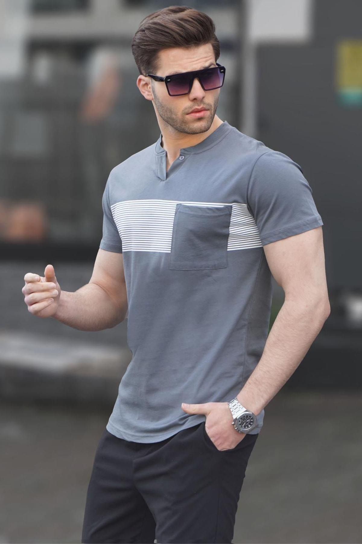 تی شرت یقه خدمه طرح چاپی جیب دار مدل اسلیم فیت آستین کوتاه مردانه مدمکست Madmext (ساخت ترکیه)