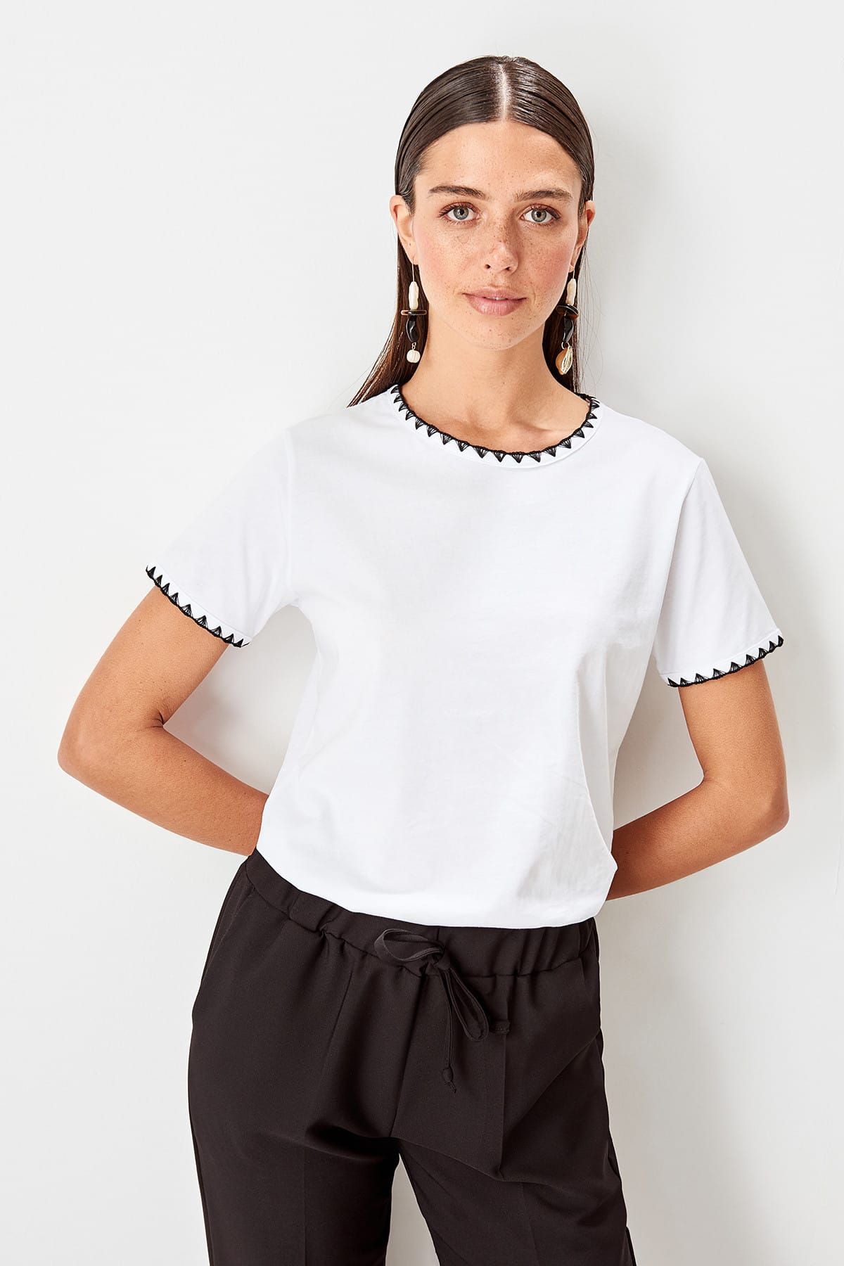 Trendyol Collection-Weißes Basic-Strick-T-Shirt aus 100 % Baumwolle mit Rundhalsausschnitt und Kontrastnähten TWOSS19AD0085 6
