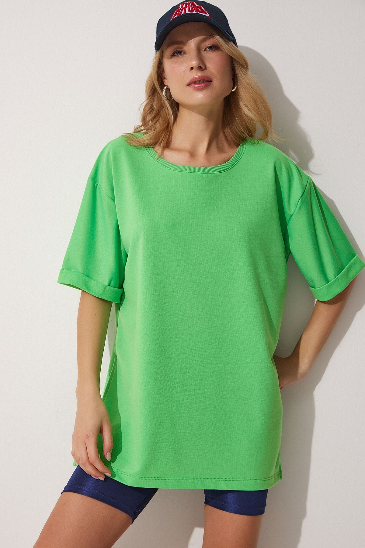 Oversize-T-Shirt seitlichem Grünes İstanbul Rundhalsausschnitt für Happiness und Schlitz Damen TS00187 Trendyol mit -