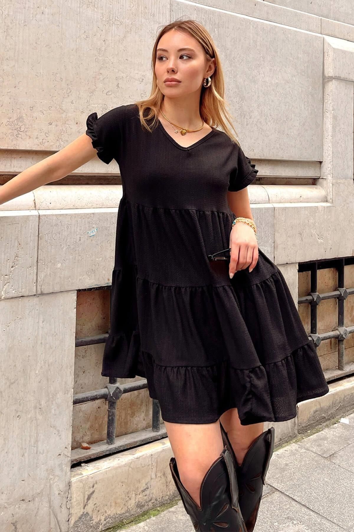 Swist Damen-Minikleid mit mehrlagiges V-Ausschnitt - Schwarzes Trendyol