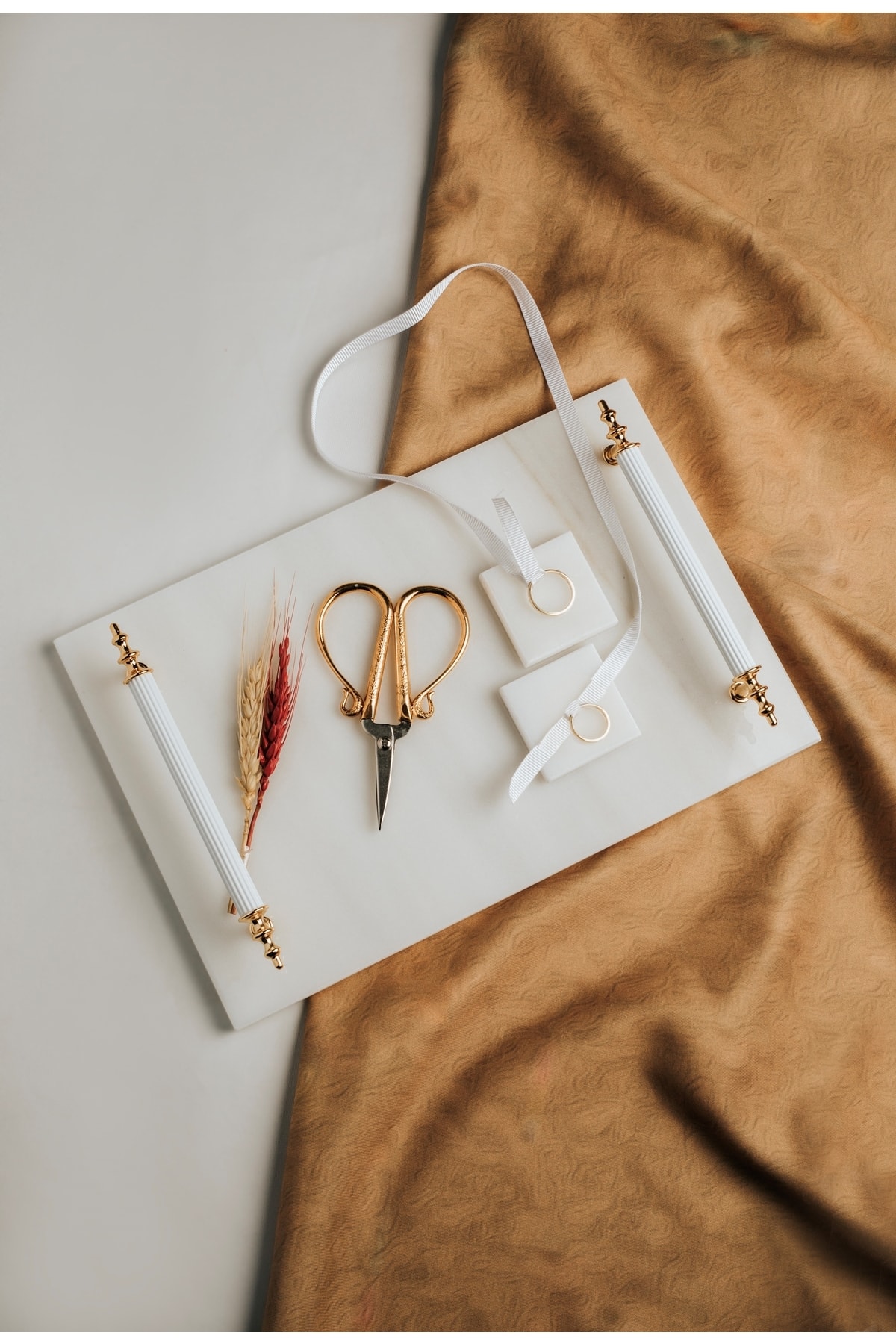 MERALP Ince Mermer Beyaz Söz/ Nişan Tepsisi, Altın Makas,2 Adet Çıkarılabilir Yüzüklük, Metal Profil Kulp