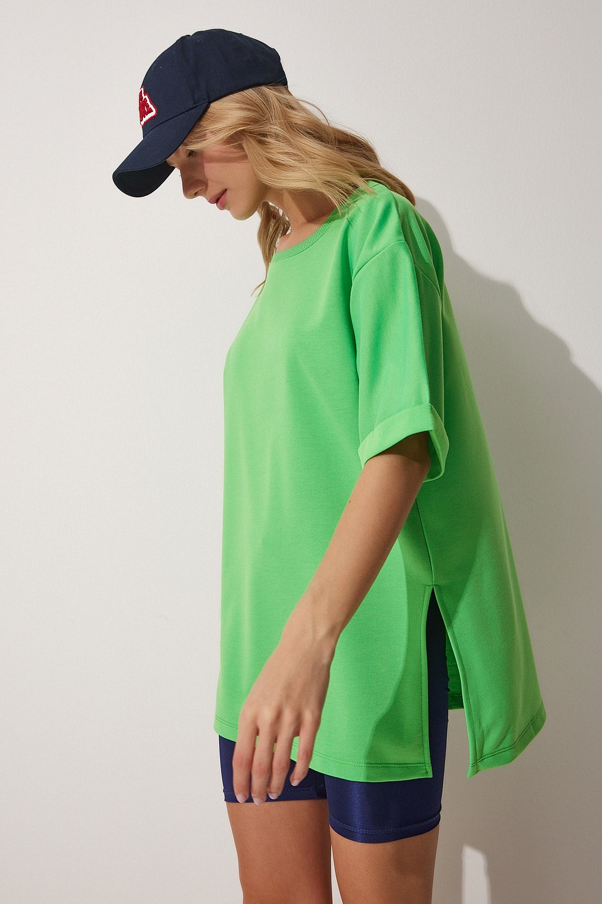 Happiness İstanbul Grünes Oversize-T-Shirt für Damen mit Rundhalsausschnitt  und seitlichem Schlitz TS00187 - Trendyol