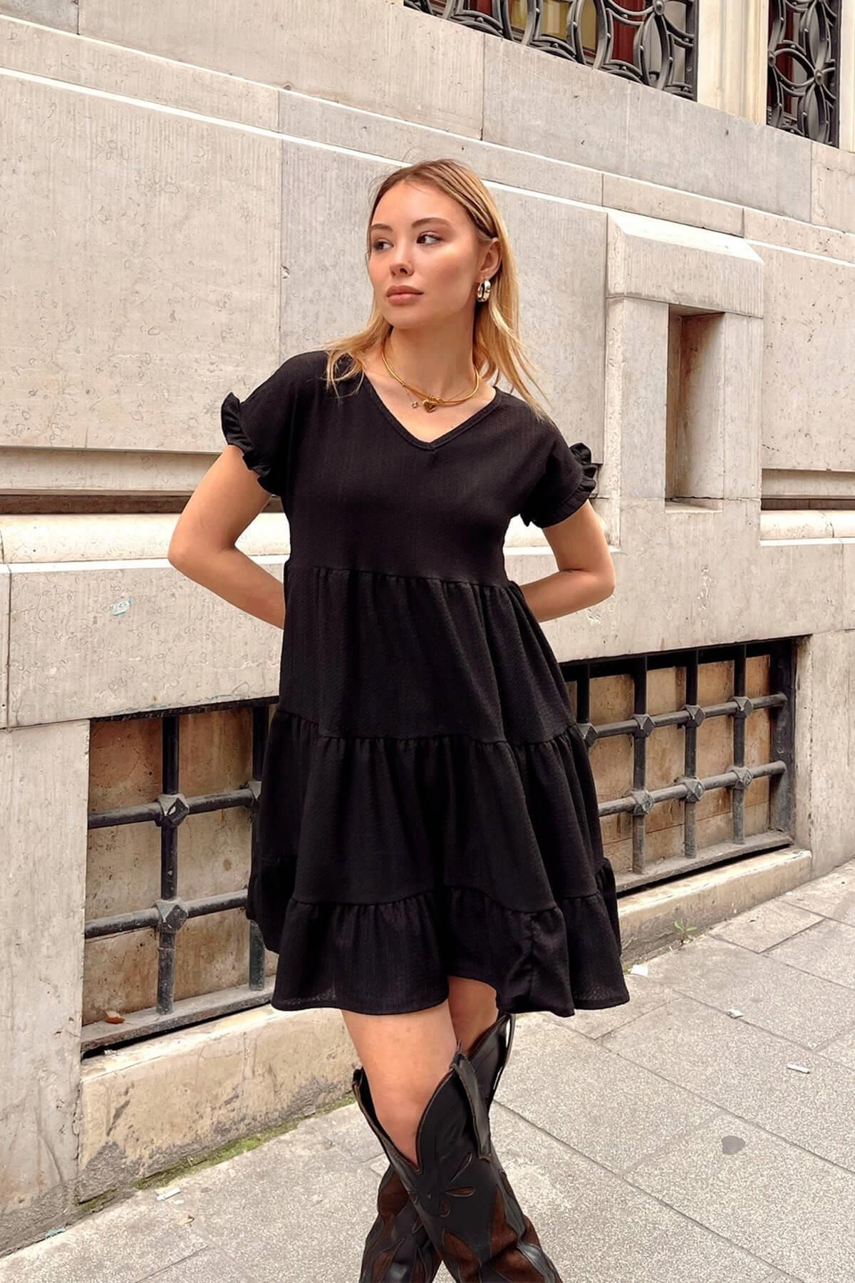 Swist Schwarzes mehrlagiges Damen-Minikleid mit Trendyol V-Ausschnitt 