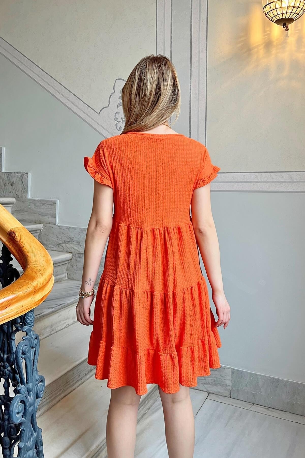 Damen-Minikleid Swist mehrlagiges mit - V-Ausschnitt Trendyol Orangefarbenes