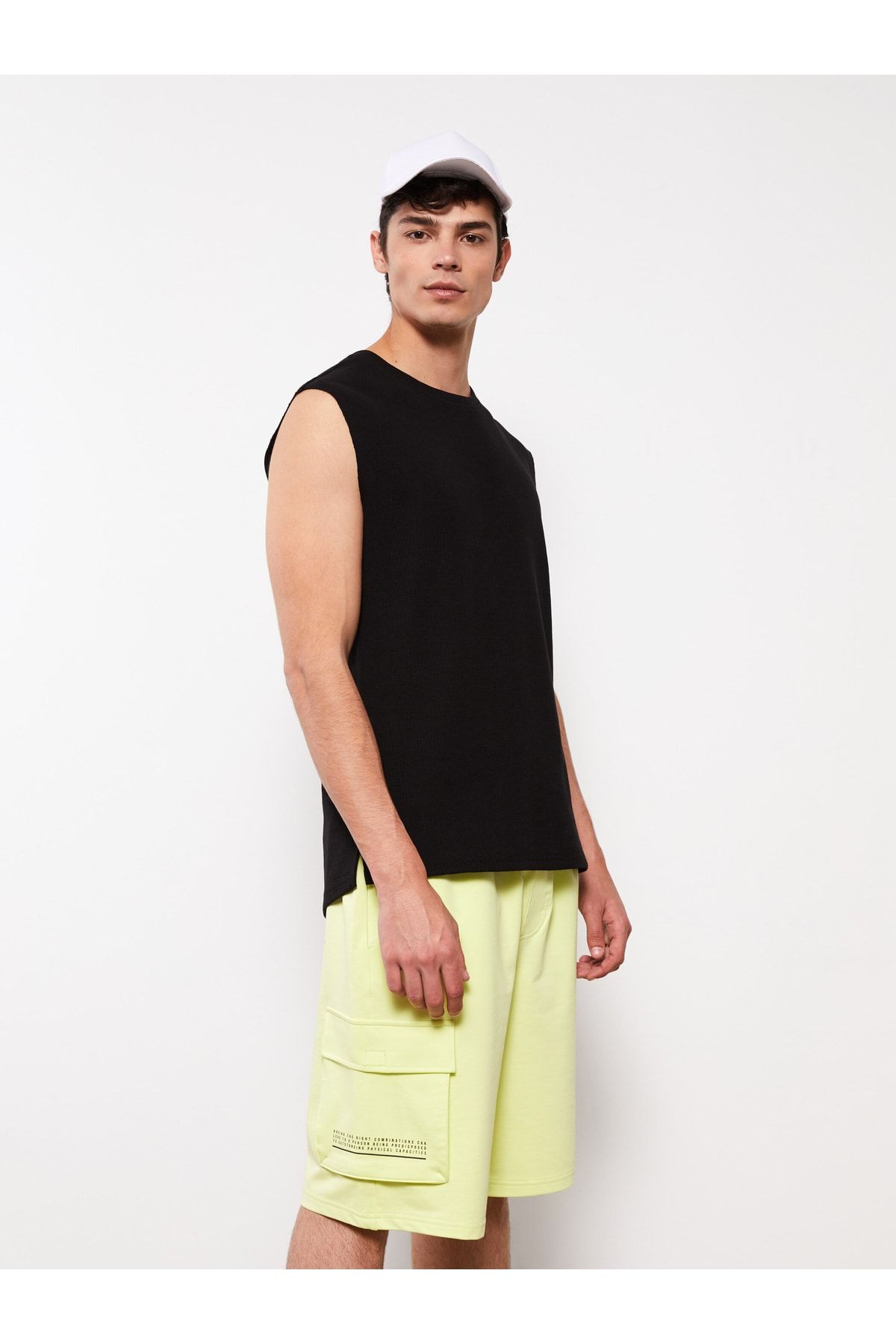 LC Waikiki Shorts Grün Mittlerer Bund Fast ausverkauft