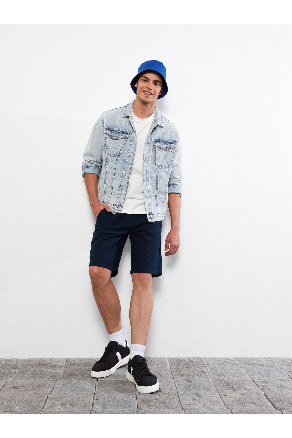 LC Waikiki Shorts Dunkelblau Mittlerer Bund Fast ausverkauft