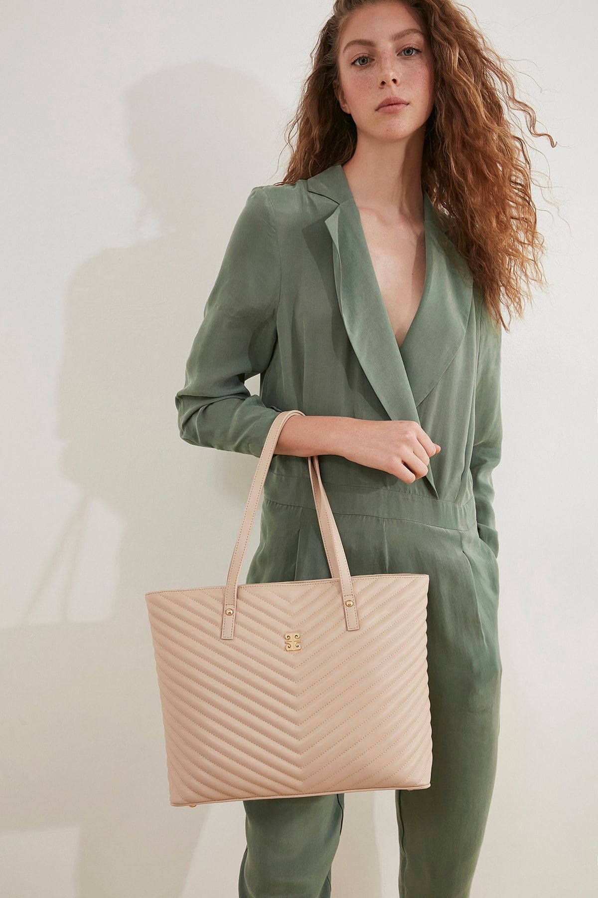 کیف زنانه بزرگ کرمی روشن دسته چرم  پیرکاردین Pierre Cardin