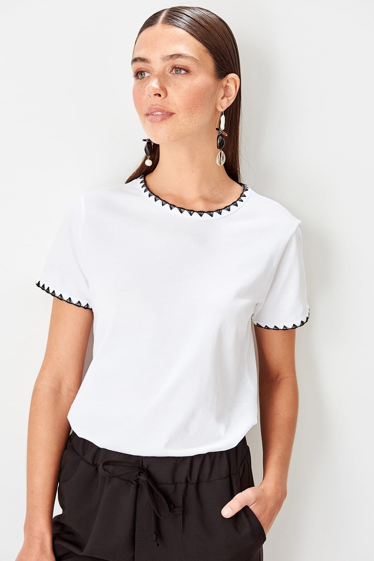 Trendyol Collection-Weißes Basic-Strick-T-Shirt aus 100 % Baumwolle mit Rundhalsausschnitt und Kontrastnähten TWOSS19AD0085 8