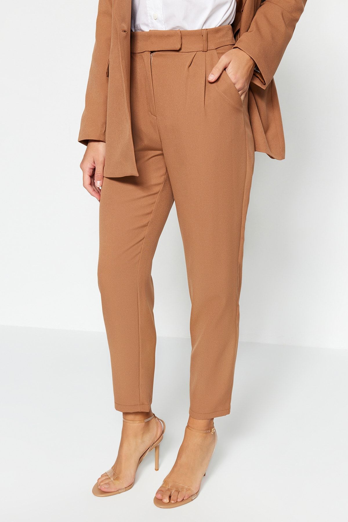 Trendyol Modest-Kamelfarbenes Blazer-Jacken-Hosen-Set aus gewebtem Oberteil und Unterteil TCTAW23US00132 4