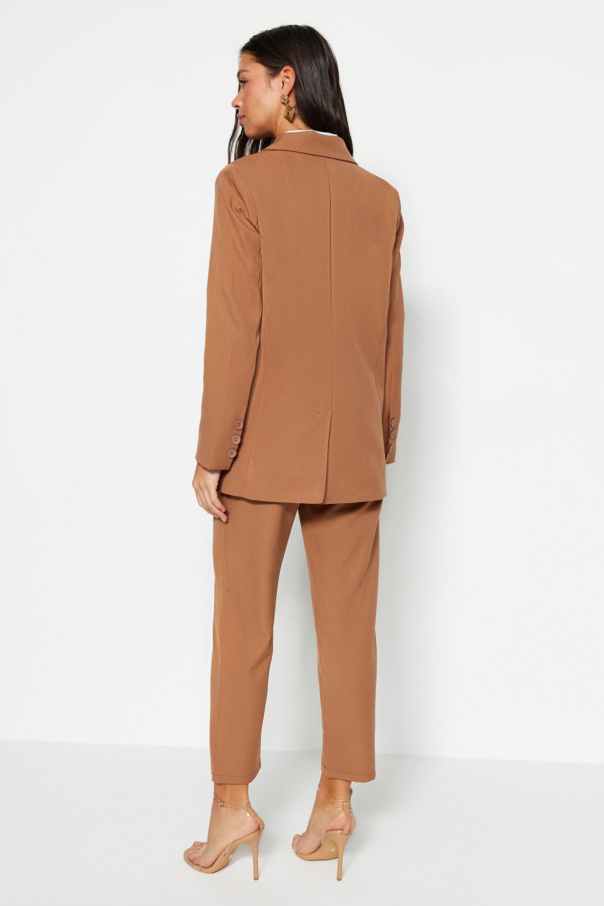 Trendyol Modest-Kamelfarbenes Blazer-Jacken-Hosen-Set aus gewebtem Oberteil und Unterteil TCTAW23US00132 7