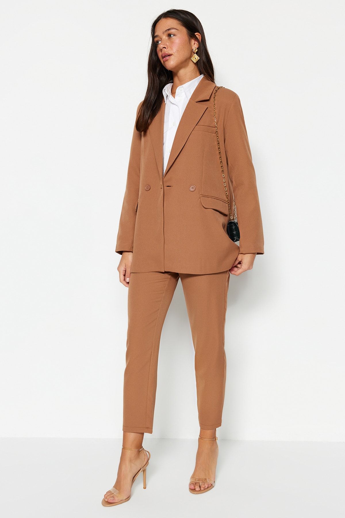 Trendyol Modest-Kamelfarbenes Blazer-Jacken-Hosen-Set aus gewebtem Oberteil und Unterteil TCTAW23US00132 3