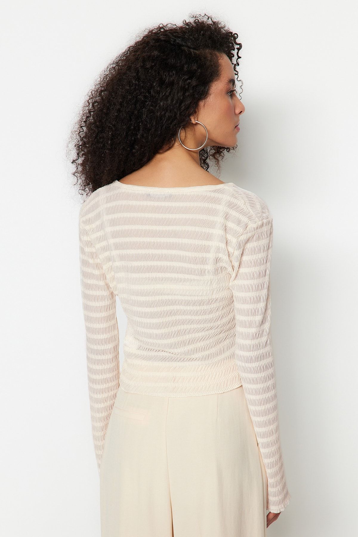 Trendyol Collection-Ecru Premium-Strickbluse mit strukturiertem V-Ausschnitt und dehnbarer Schleife zum Binden, detailliert TWOSS23BZ00796 5