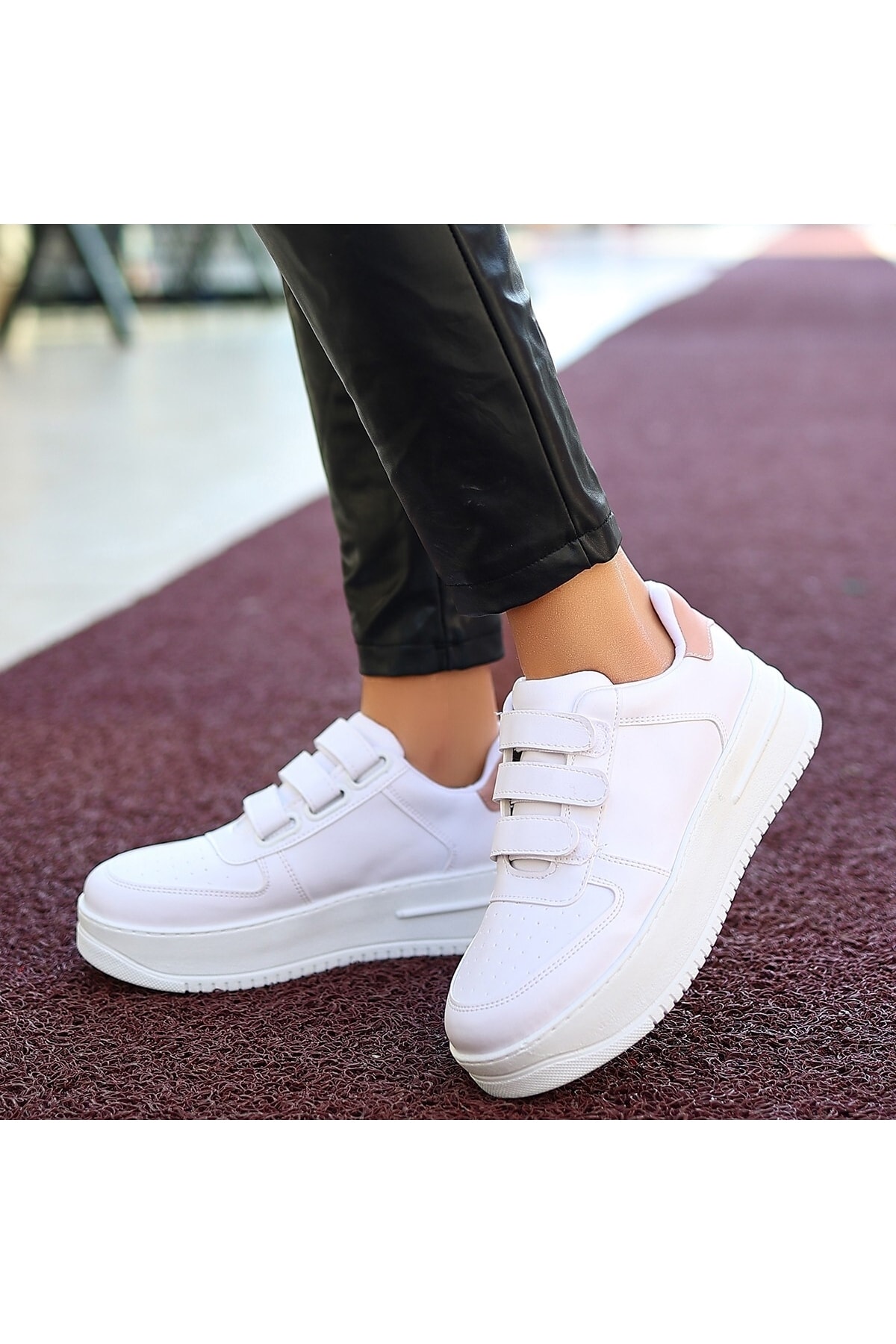 Beyaz Cilt Pudra Detaylı Spor Ayakkabı