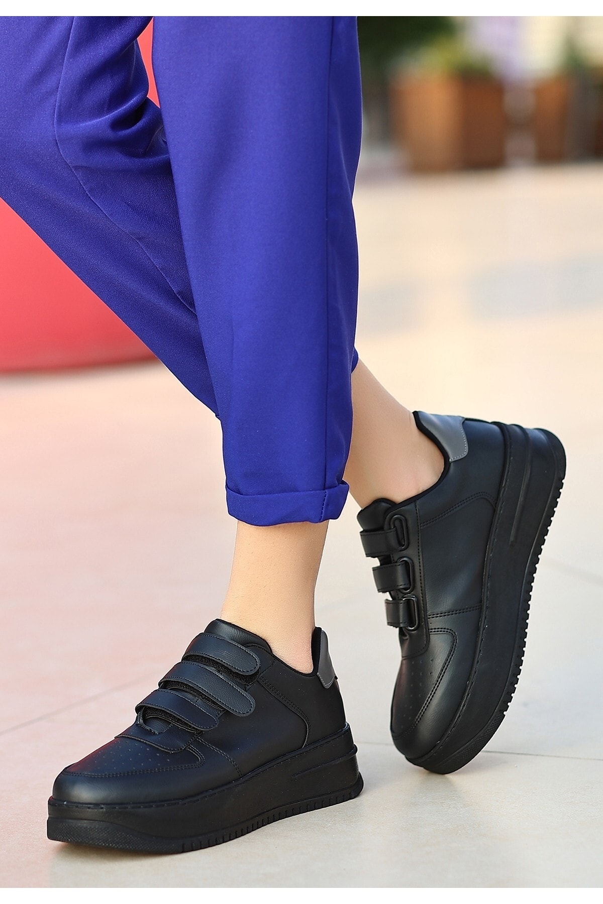 Siyah Cilt Gri Detaylı Spor Ayakkabı