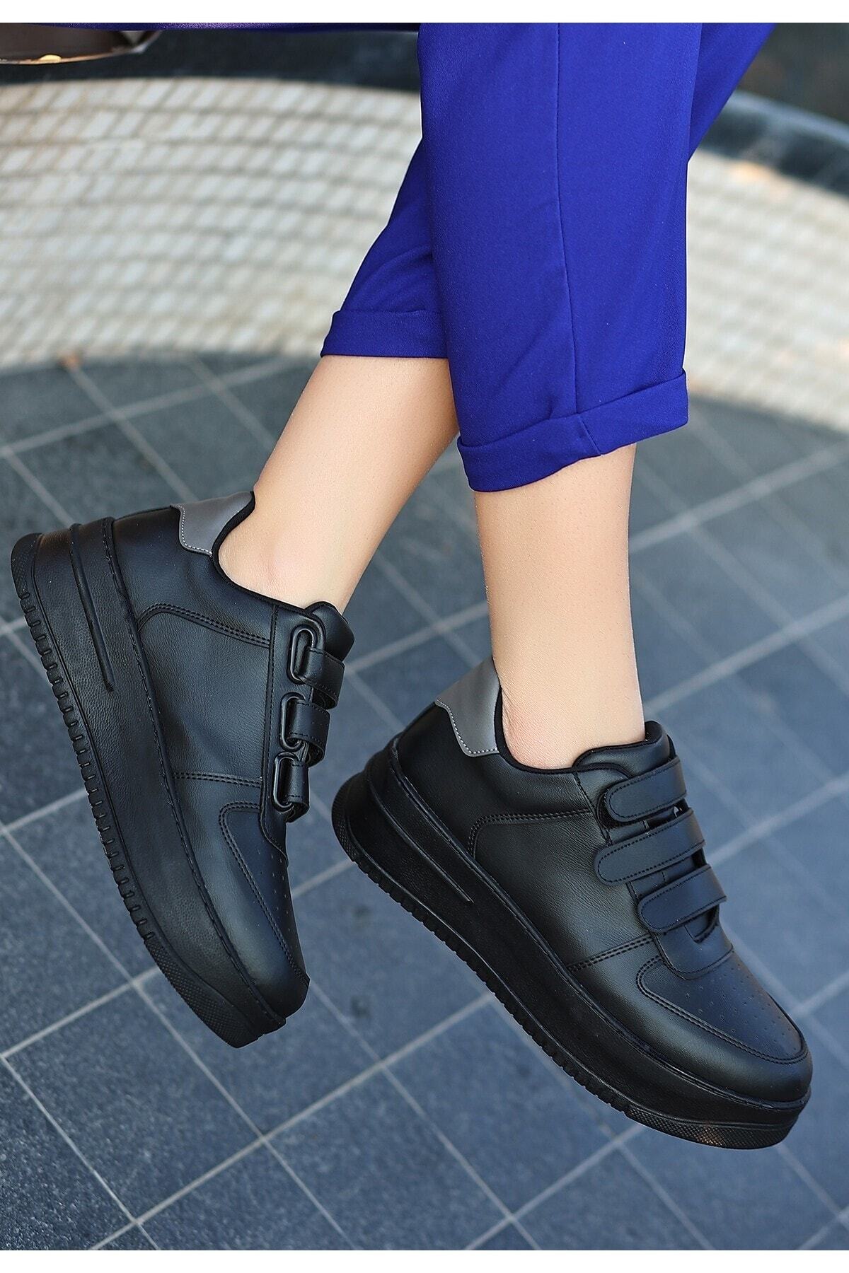 Siyah Cilt Gri Detaylı Spor Ayakkabı