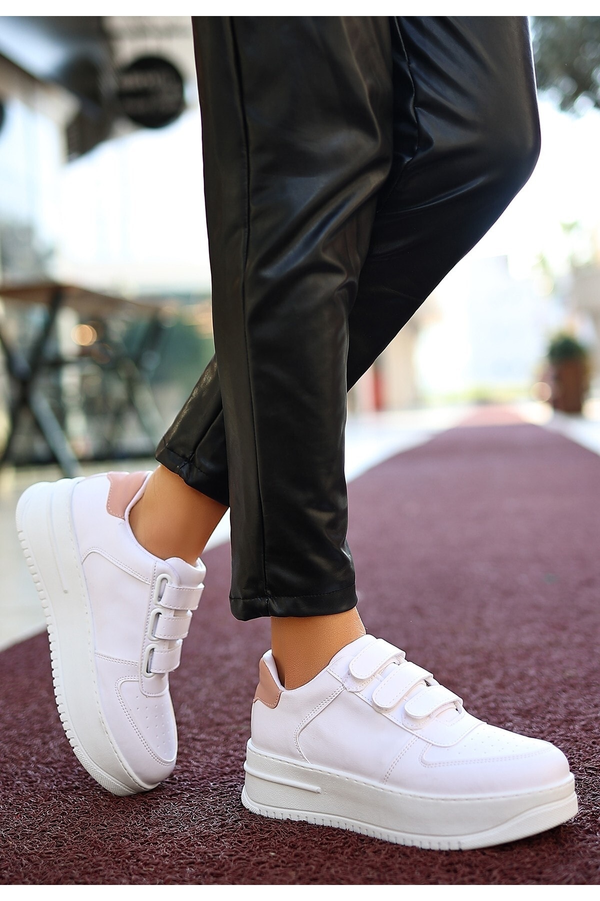 Beyaz Cilt Pudra Detaylı Spor Ayakkabı