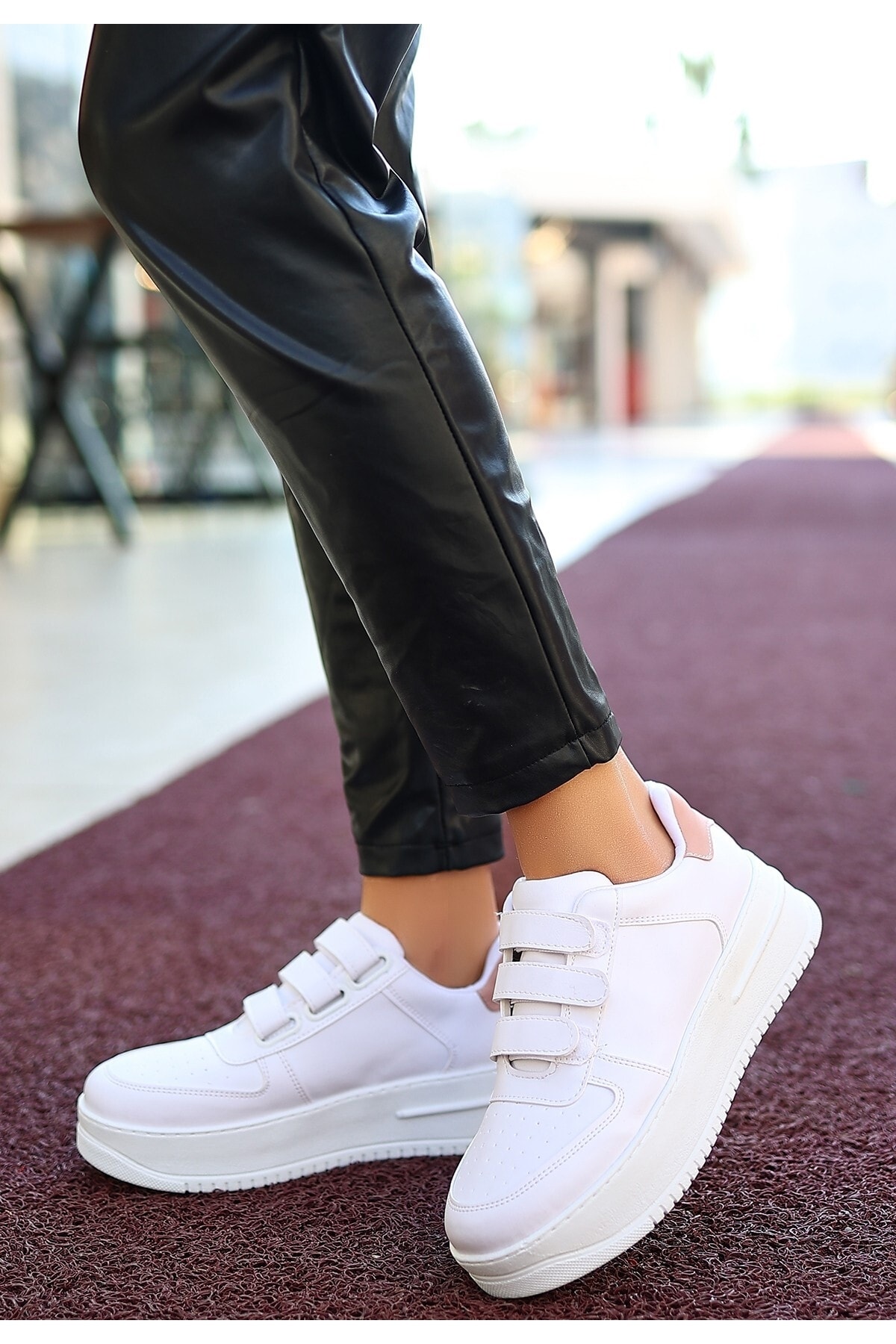 Beyaz Cilt Pudra Detaylı Spor Ayakkabı