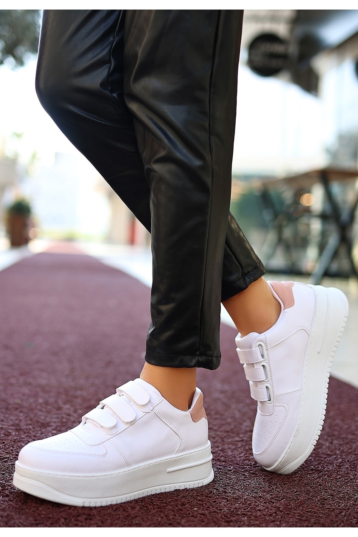 Beyaz Cilt Pudra Detaylı Spor Ayakkabı