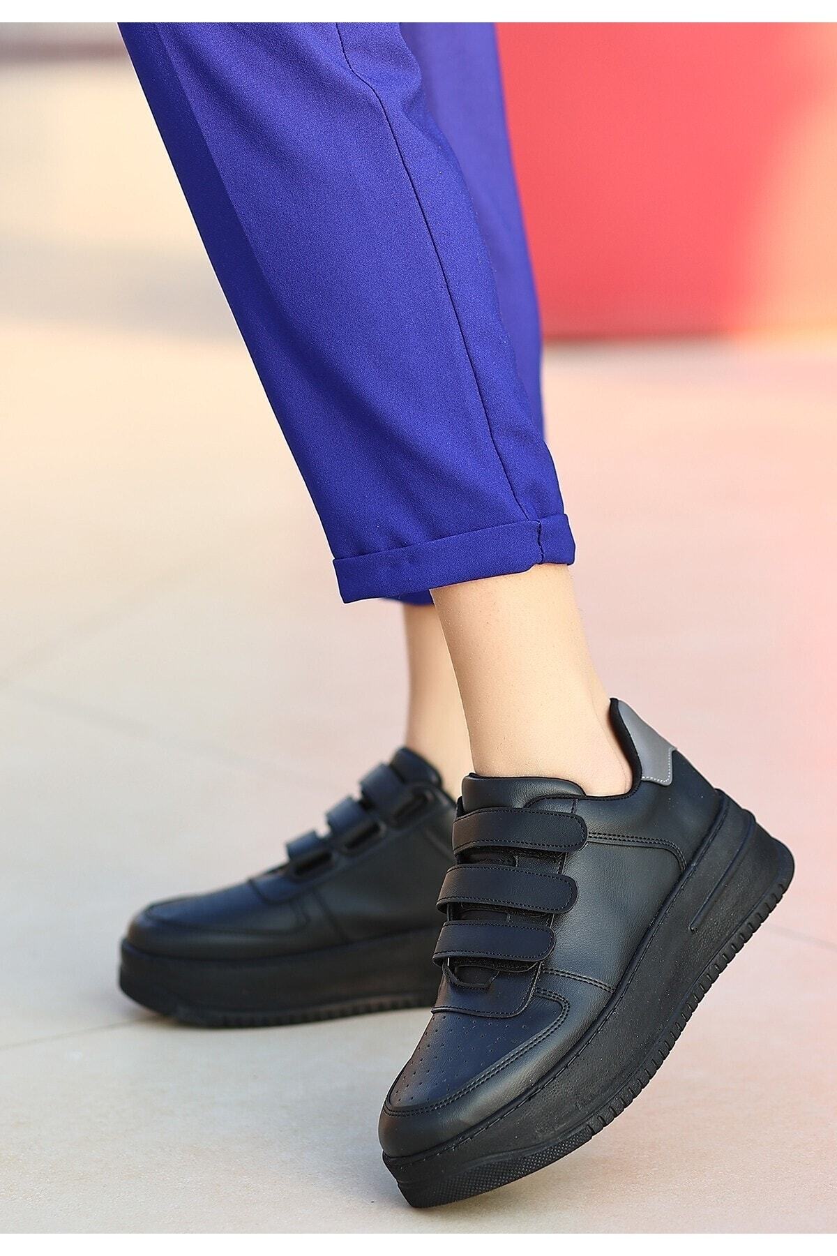 Siyah Cilt Gri Detaylı Spor Ayakkabı