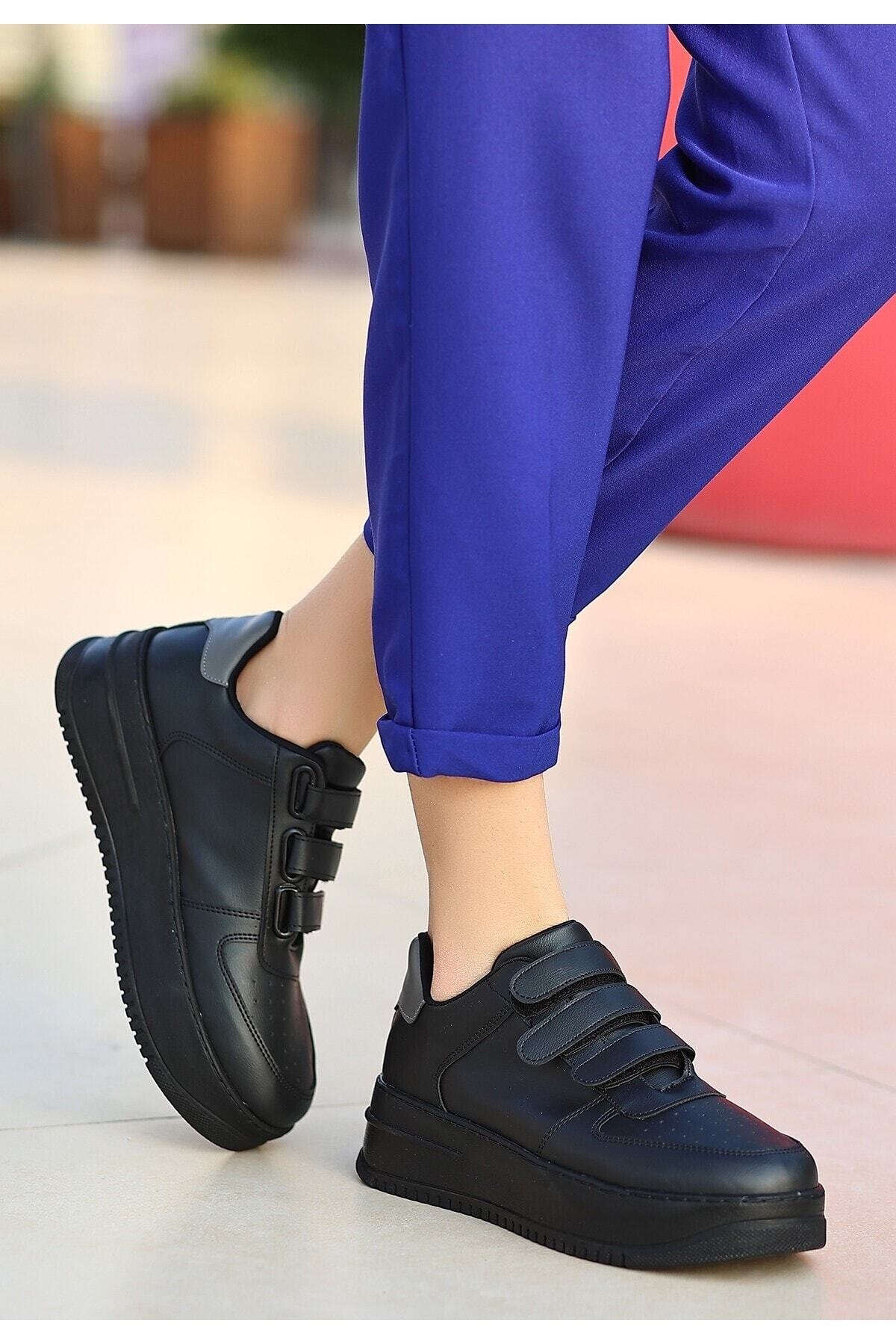 Siyah Cilt Gri Detaylı Spor Ayakkabı