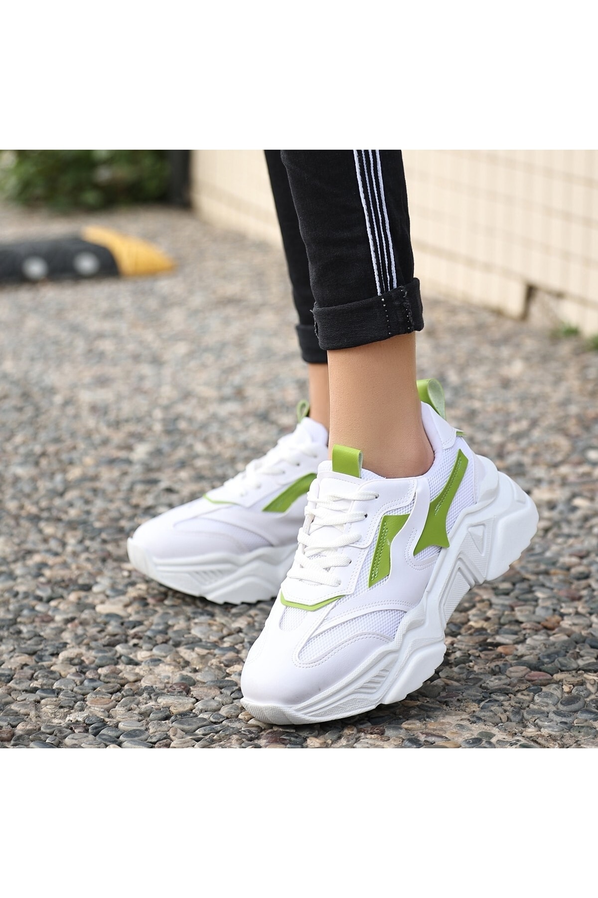 Beyaz Cilt Yeşil Detaylı Bağcıklı Spor Ayakkabı