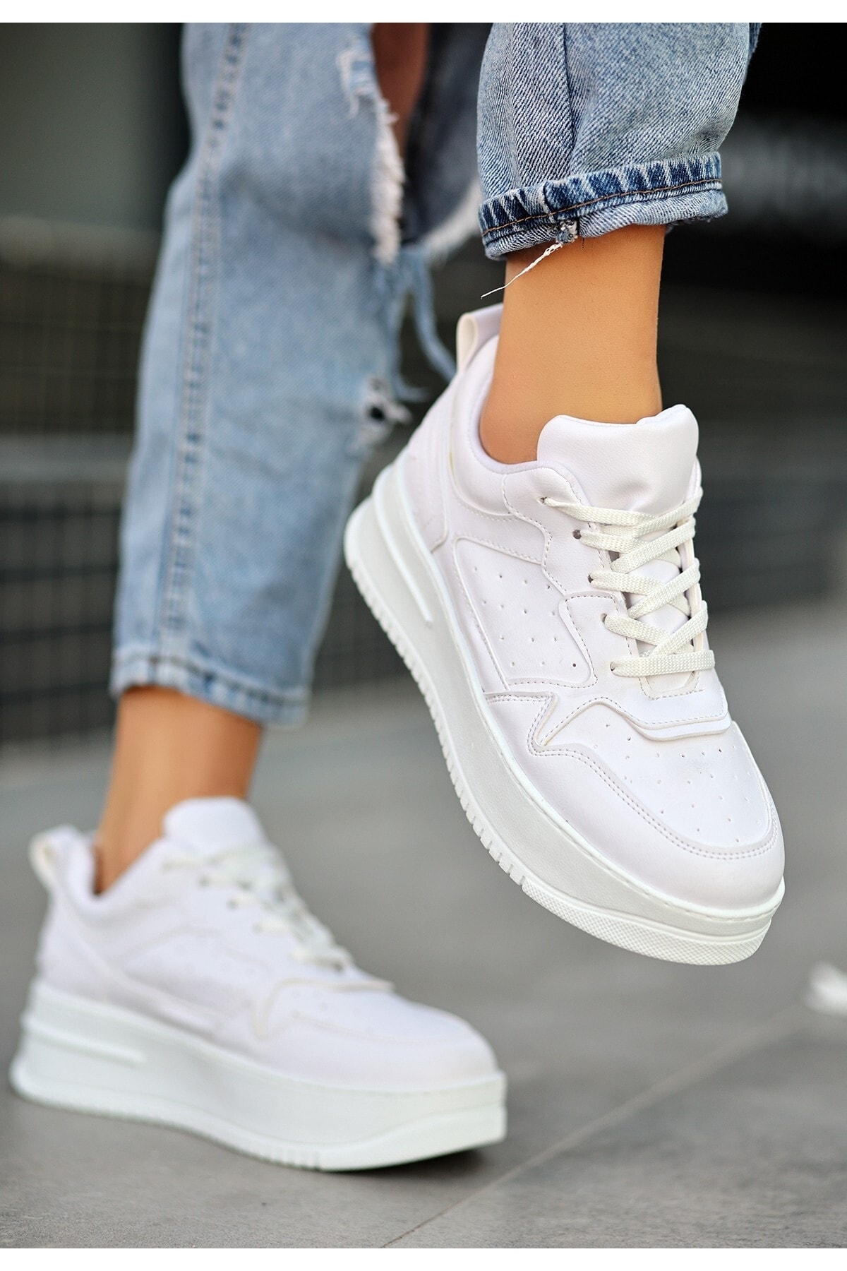 Beyaz Cilt Bağcıklı Spor Ayakkabı