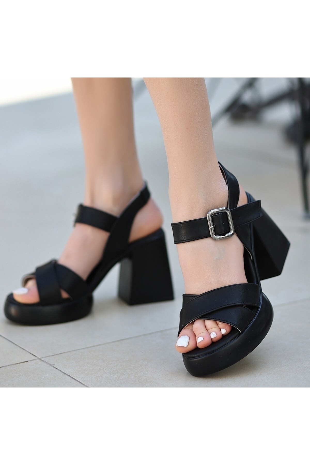 Jaina Siyah Cilt Topuklu Sandalet
