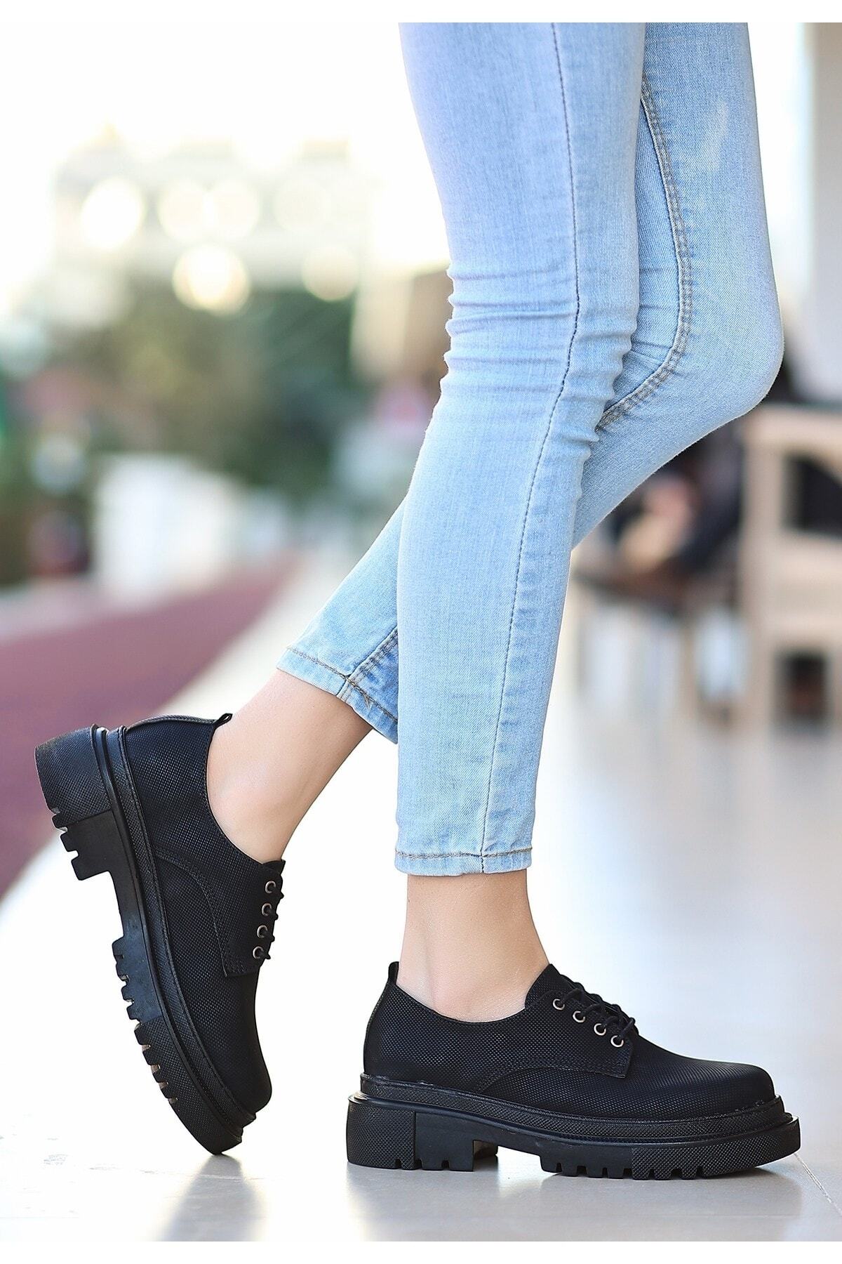 Siyah Cilt Desenli Bağcıklı Kadın Ayakkabı