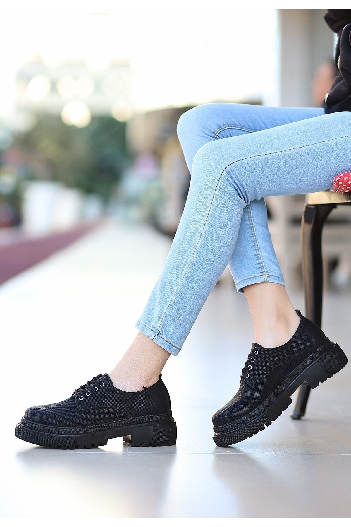 Siyah Cilt Desenli Bağcıklı Kadın Ayakkabı