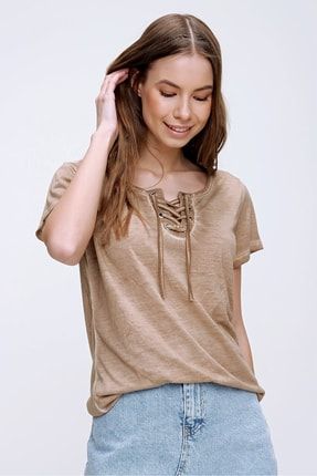 Kadın Camel Kuş Gözlü Yakası Bağcıklı Yıkamalı T-Shirt MDA-1127
