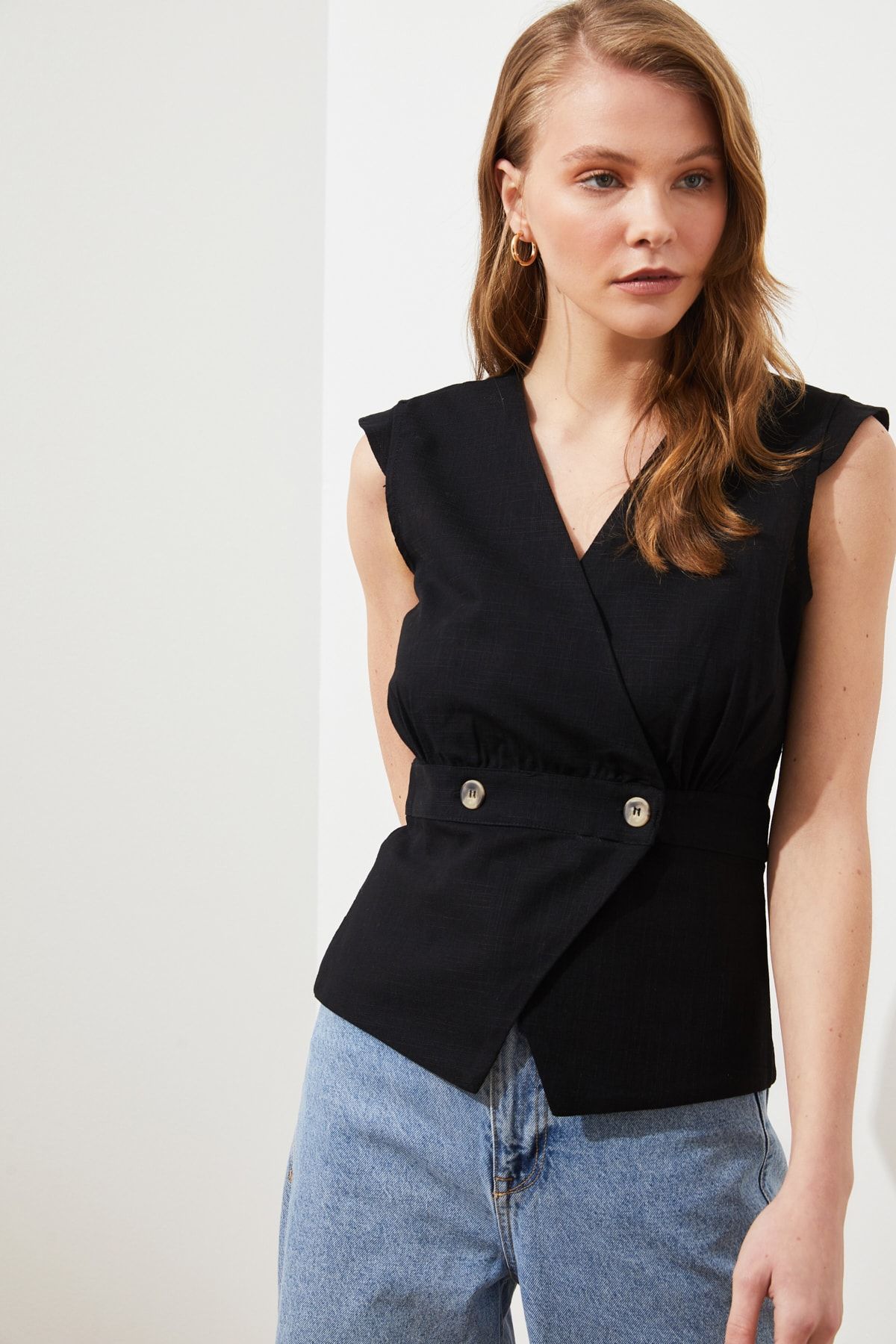 Trendyol Collection Czarna, zapinana na guziki, szczegółowa, dwurzędowa, tkana bluzka TWOSS20BZ0707