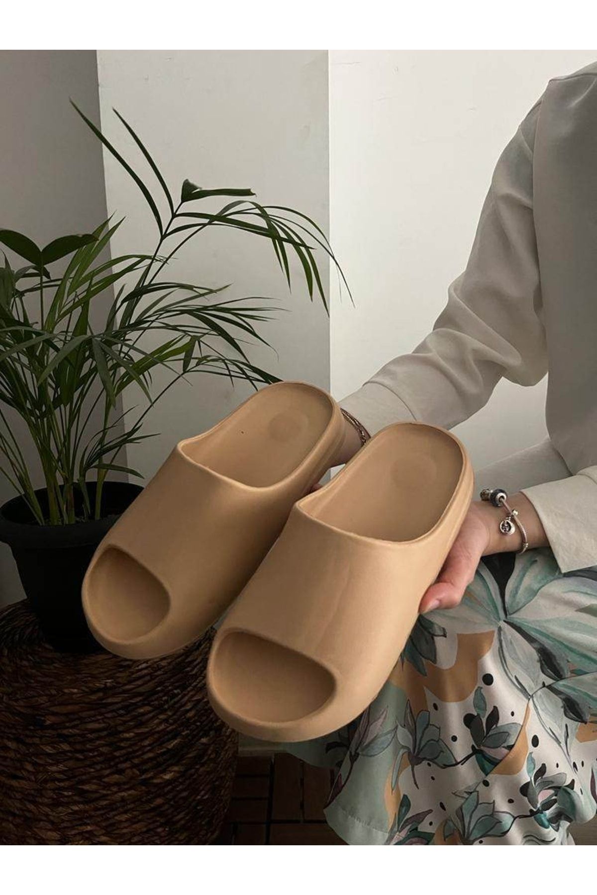 Beige clearance yeezy slides