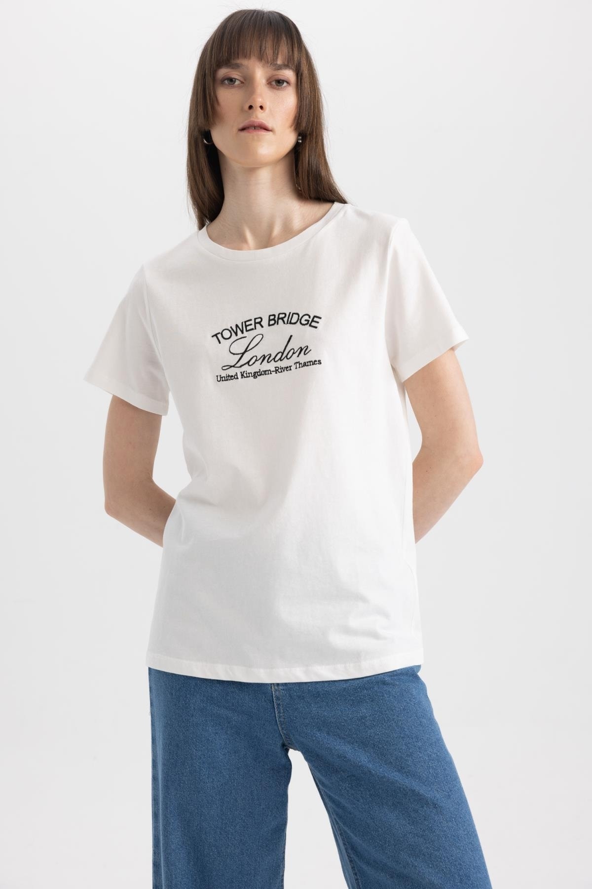 Defacto Kurzarm-T-Shirt aus Passform - und normaler % Baumwolle besticktem mit Trendyol Rundhalsausschnitt 100