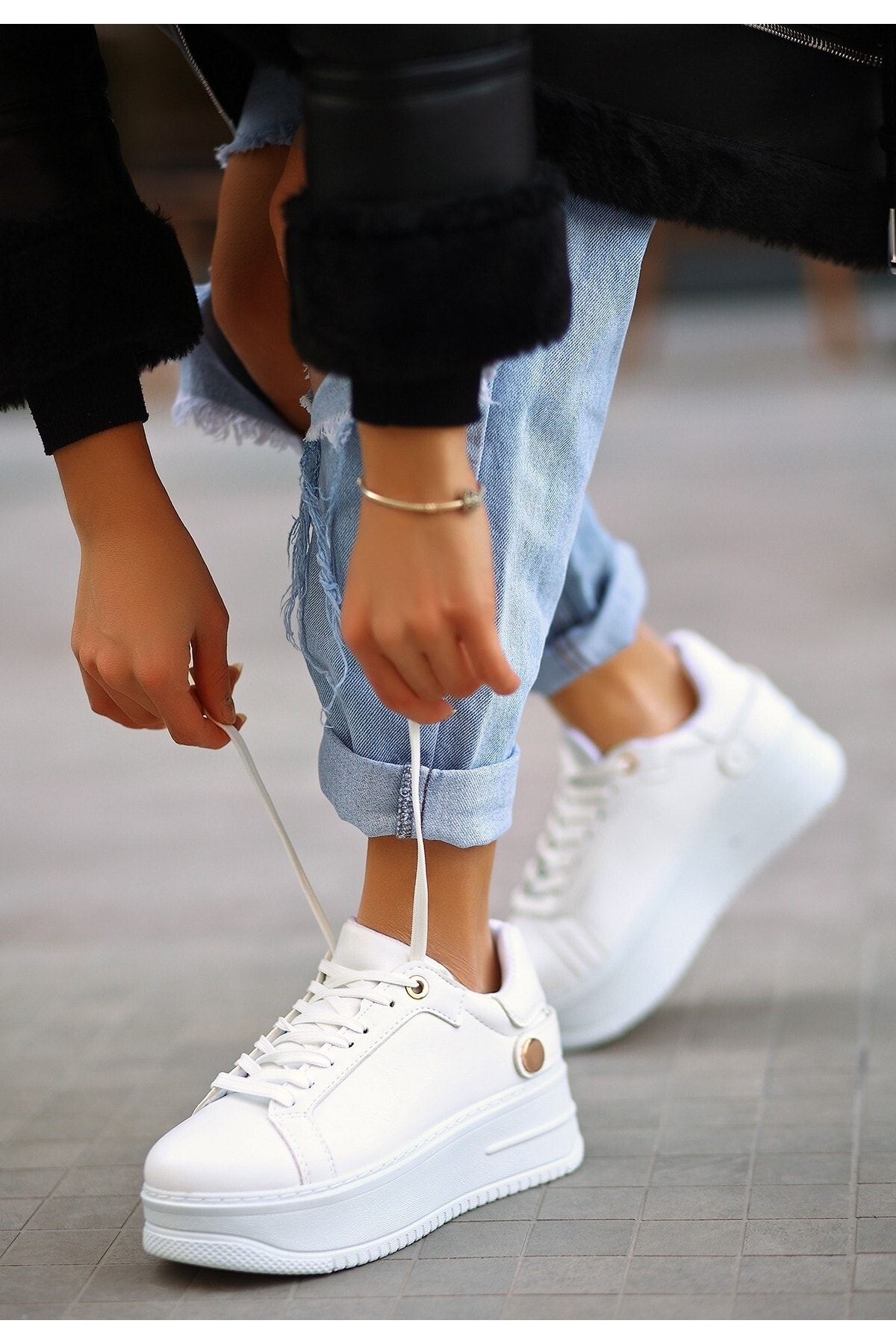 Beyaz Cilt Bağcıklı Spor Ayakkabı