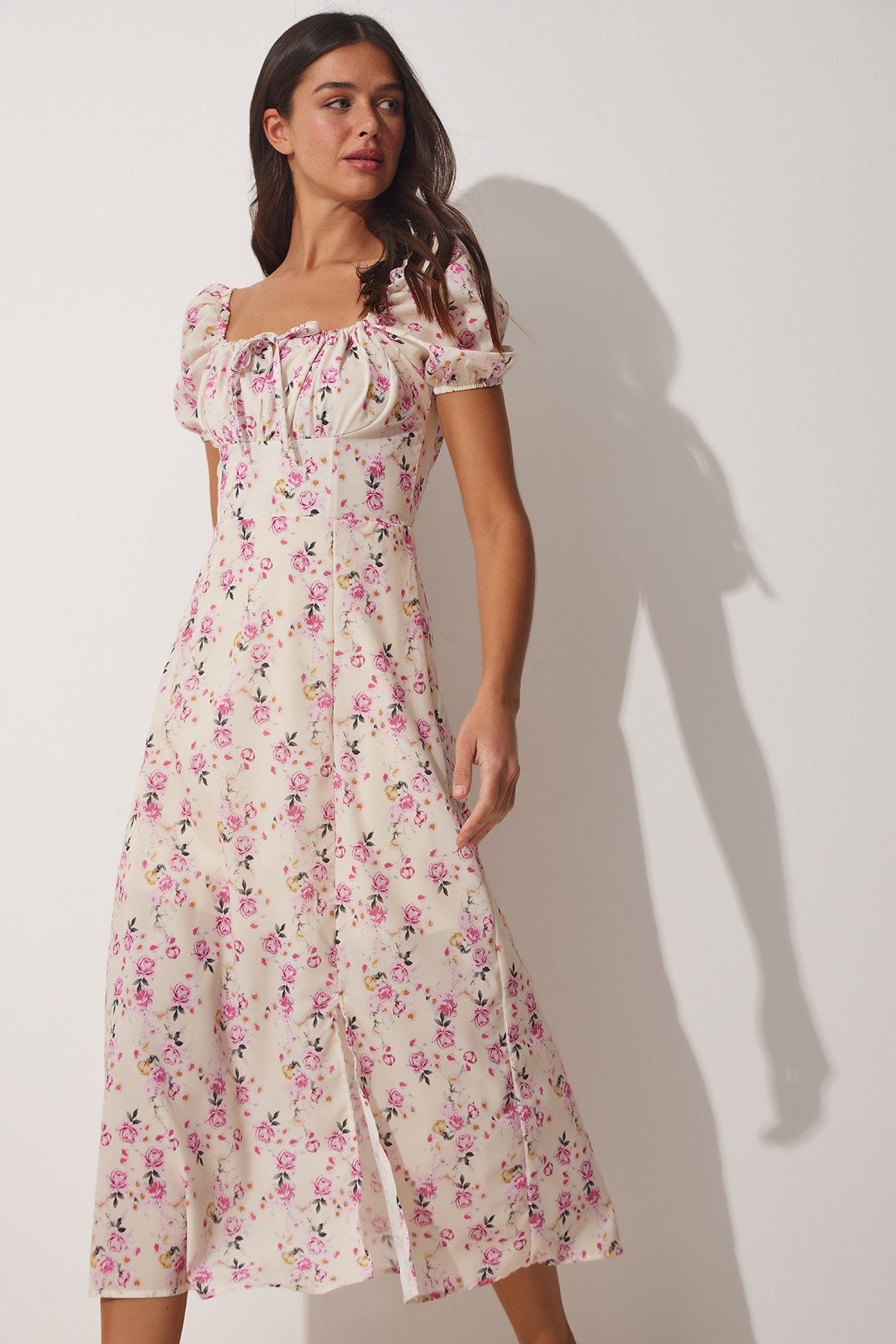 Happiness İstanbul-Cremefarbenes Damen-Sommerkleid mit gerafftem Kragen und floraler Satinoberfläche FF00125 3