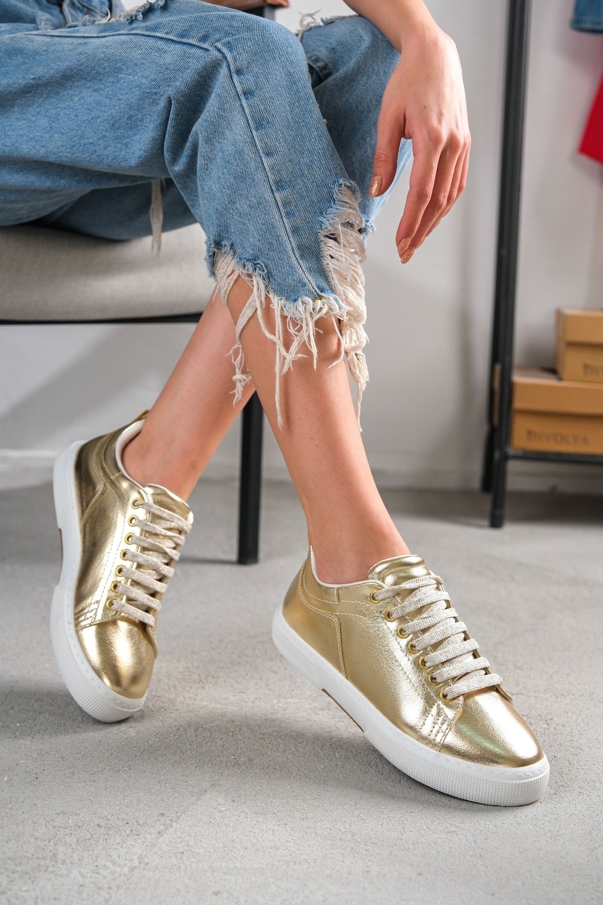 Adidas court vantage gold online