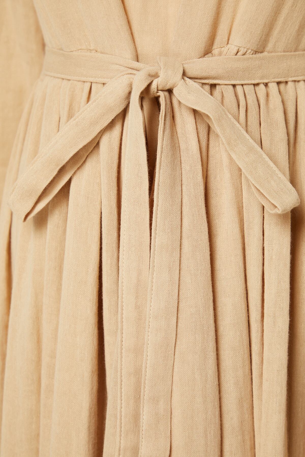 Trendyol Modest-Nerzfarbenes Kleid aus 100 % gewebtem Musselin mit Gürtel und bequemer Passform, gefüttert, TCTSS23EB00048 4
