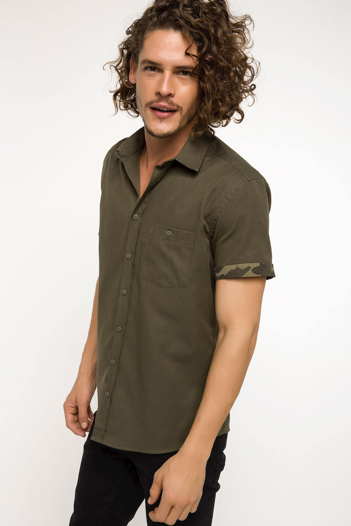 DeFacto-Men's Short Sleeve Shirt with Camouflage Pattern Detail on the Sleeve I4646AZ.18SM.KH64 1