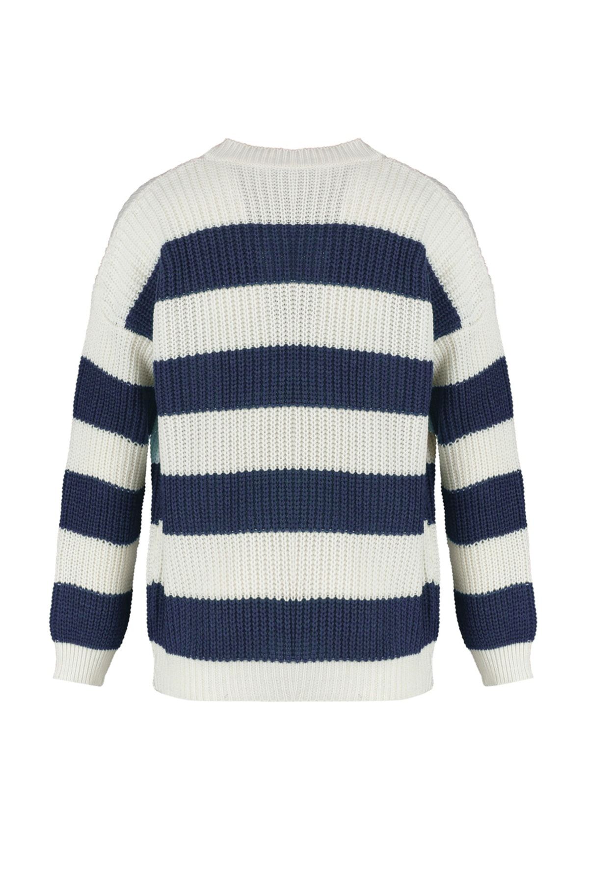 Trendyol Collection-Indigofarbener, lässiger, übergroßer, weit sitzender, gestreifter Strickpullover mit Rundhalsausschnitt TMNAW23KZ00106 8