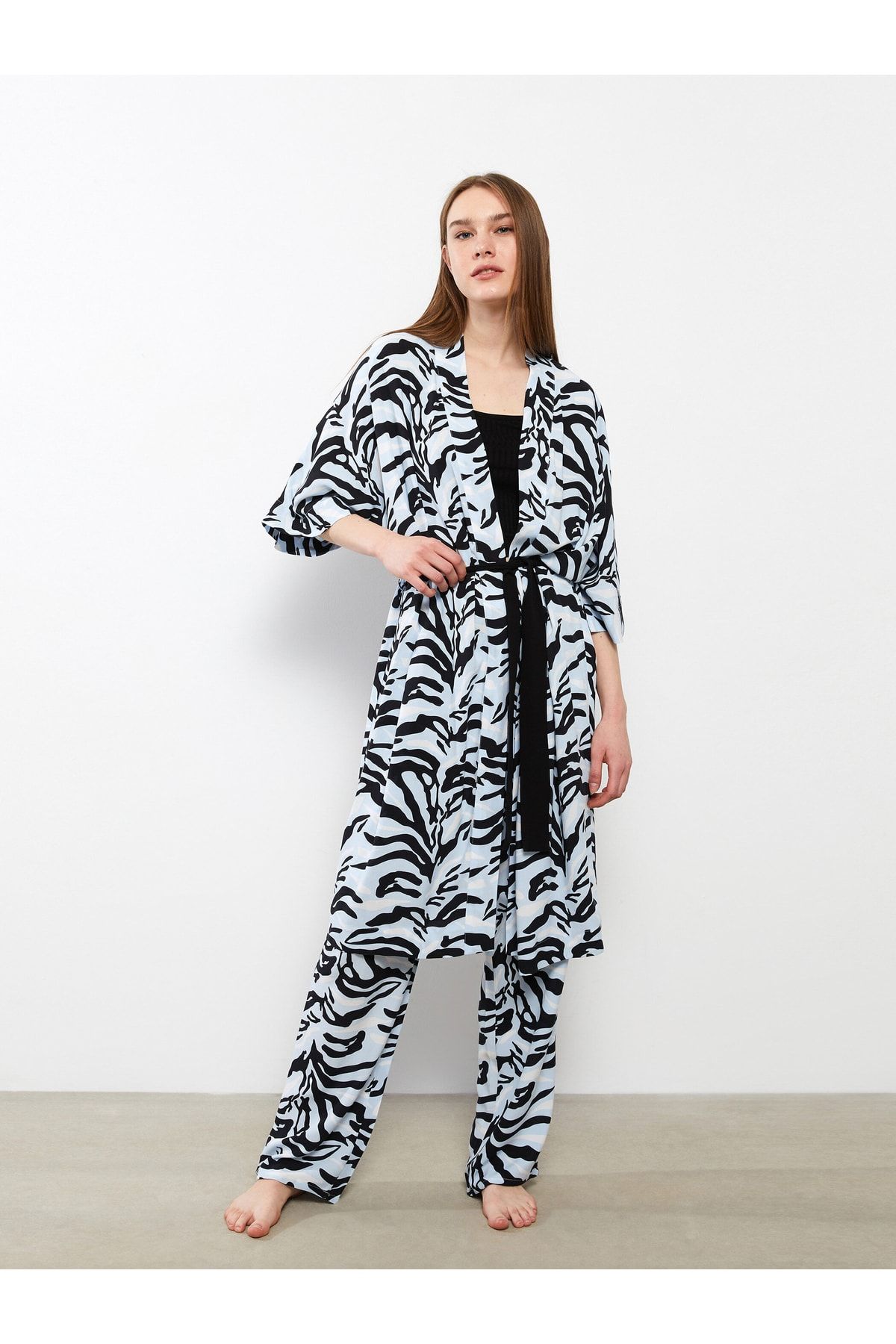 LC Waikiki Lcw Dream Morgenmantel Aus Viskose Mit Schwarzem Aufdruck Und Zweireihigem Ausschnitt für Damen - M