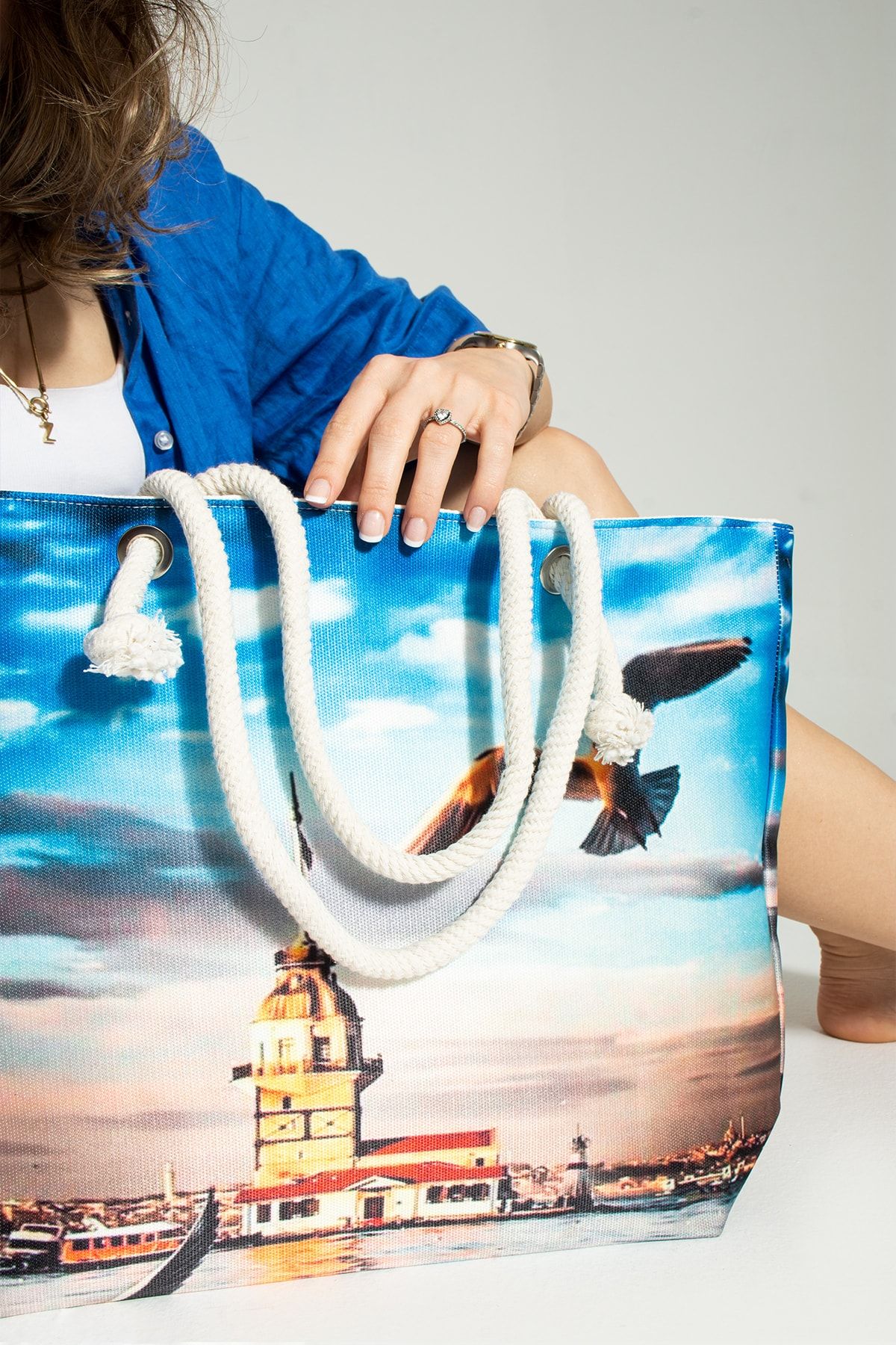 Beach bags with zipper closure store