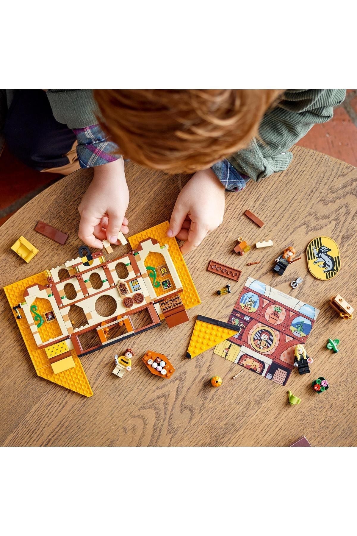 LEGO-JFF Game® Harry Potter Hufflepuff Building Flag Creative Toy Building Set 313 Pieces 9