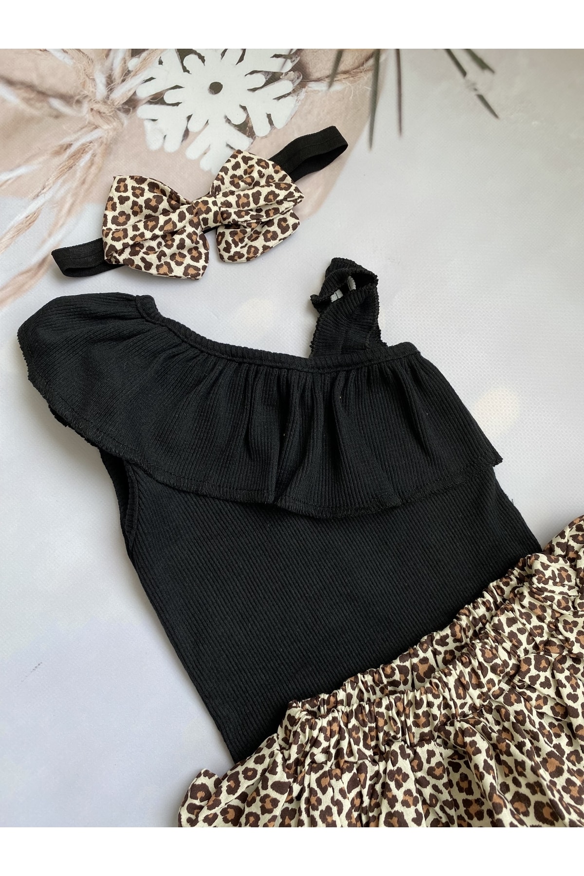 Mini Kids Baby Kız Bebek Tek Omuz Askılı Fırfırlı Body Leopar Desenli Şort Etek Bandana Takım fotoğrafı 3 (önizleme)