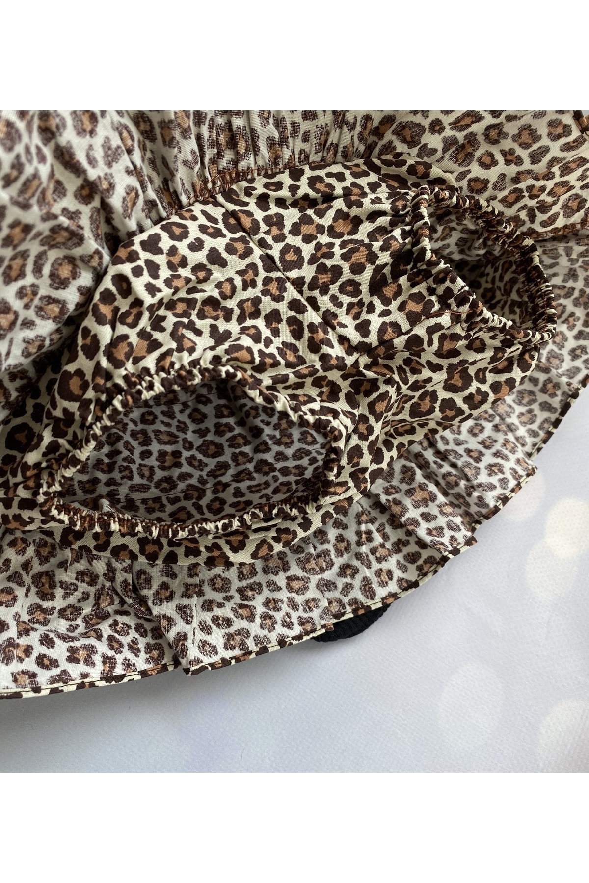 Mini Kids Baby Kız Bebek Tek Omuz Askılı Fırfırlı Body Leopar Desenli Şort Etek Bandana Takım fotoğrafı 4 (önizleme)