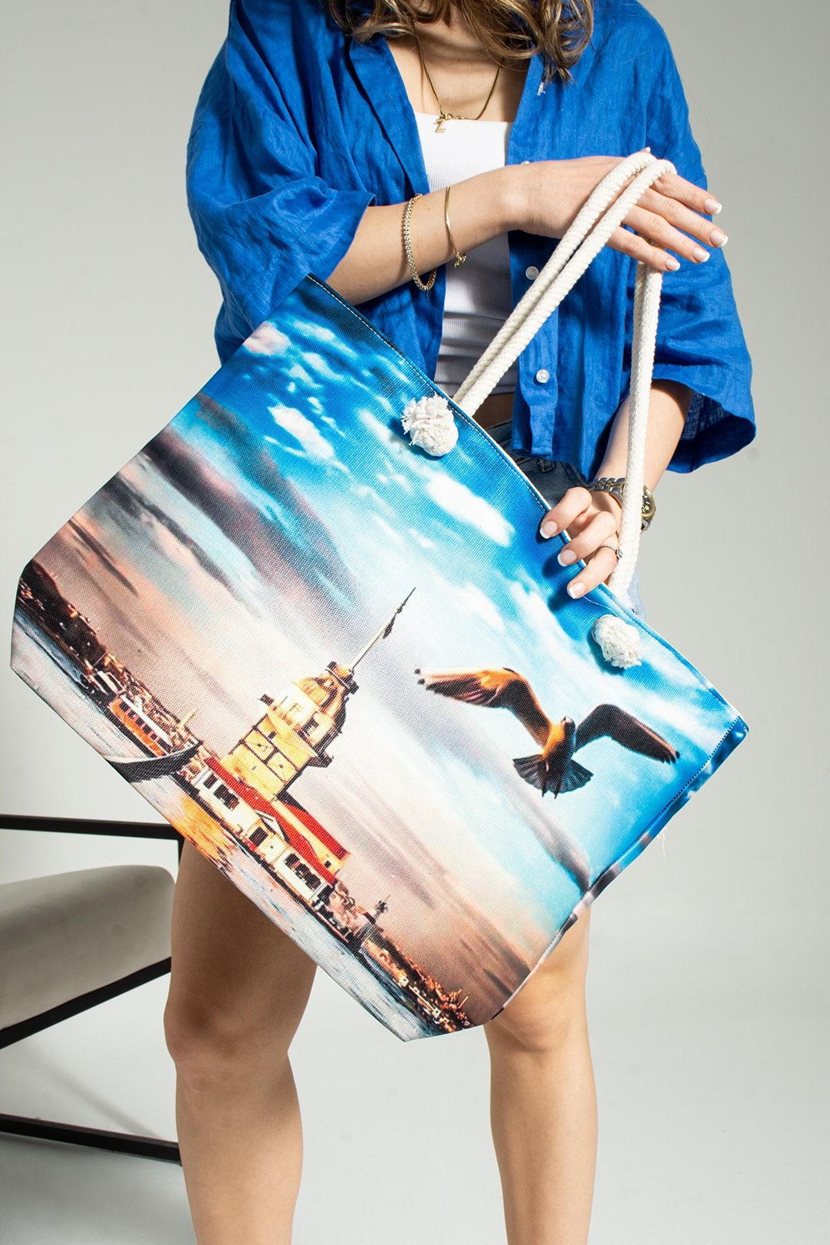 Beach bags with top zipper closure